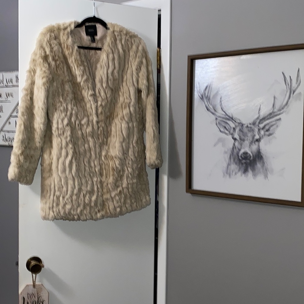 Cream tan faux fur coat with zipper, side pockets by forever21 size Med